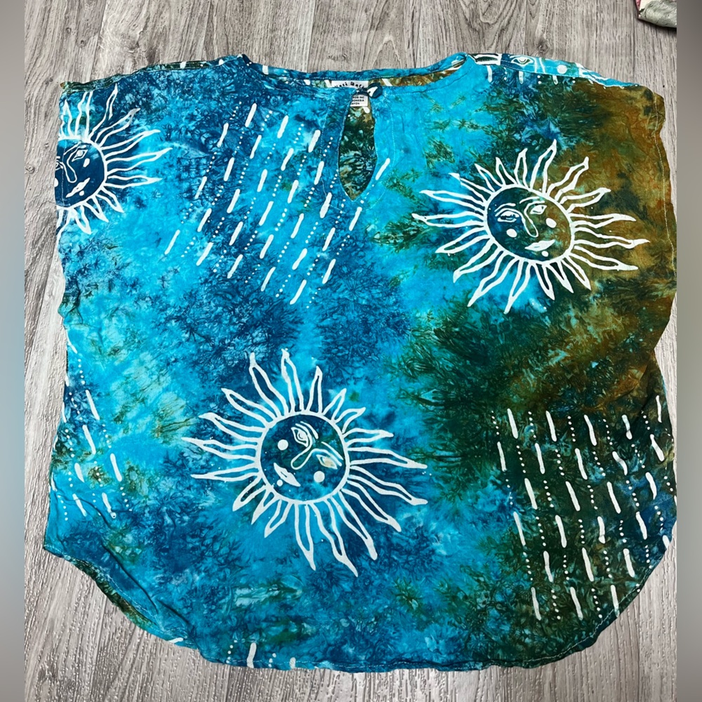 Kosi Bali Collection Blue and Green Sun Pattern Crop Top